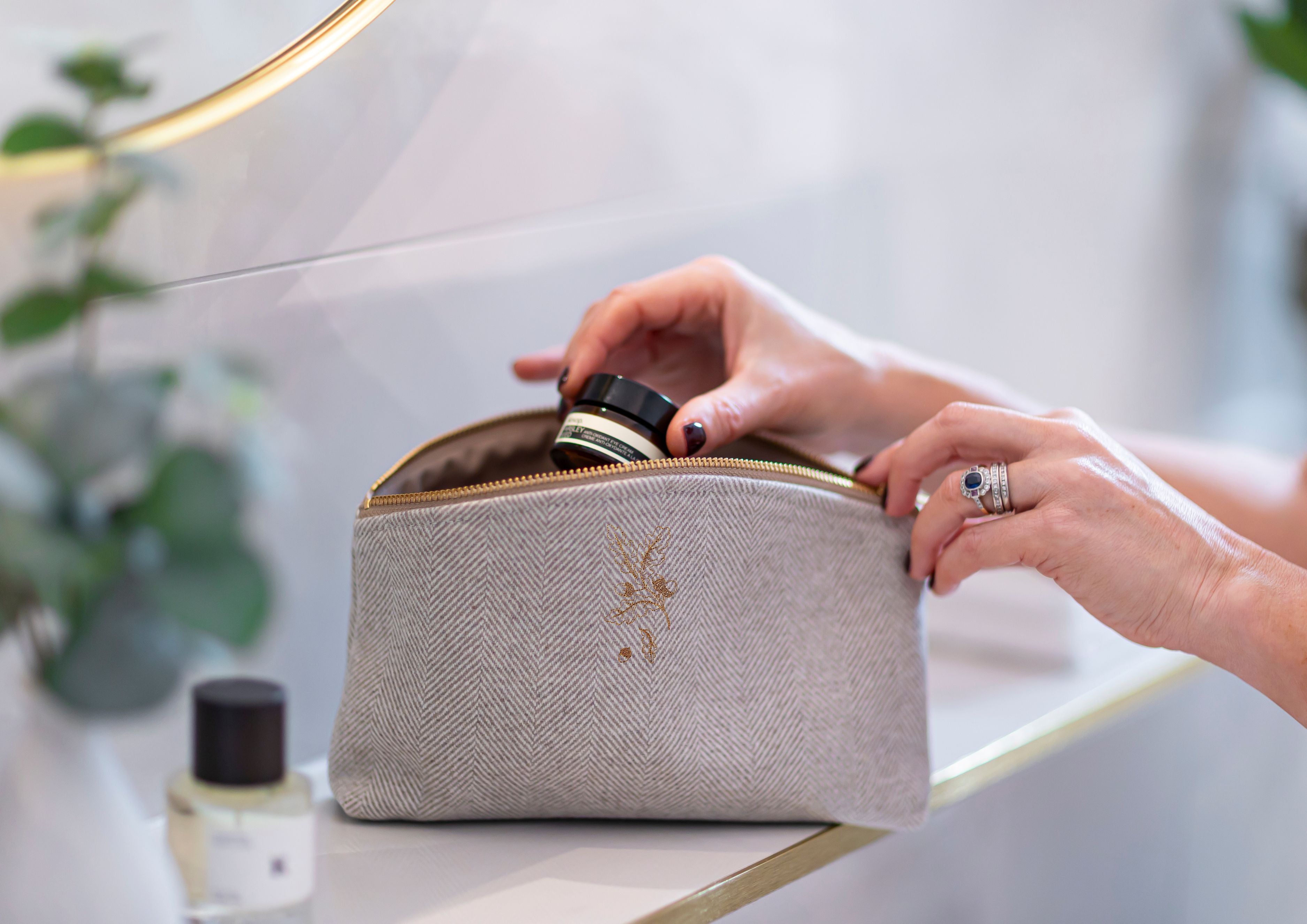 Whispering Oak Iona Washbag