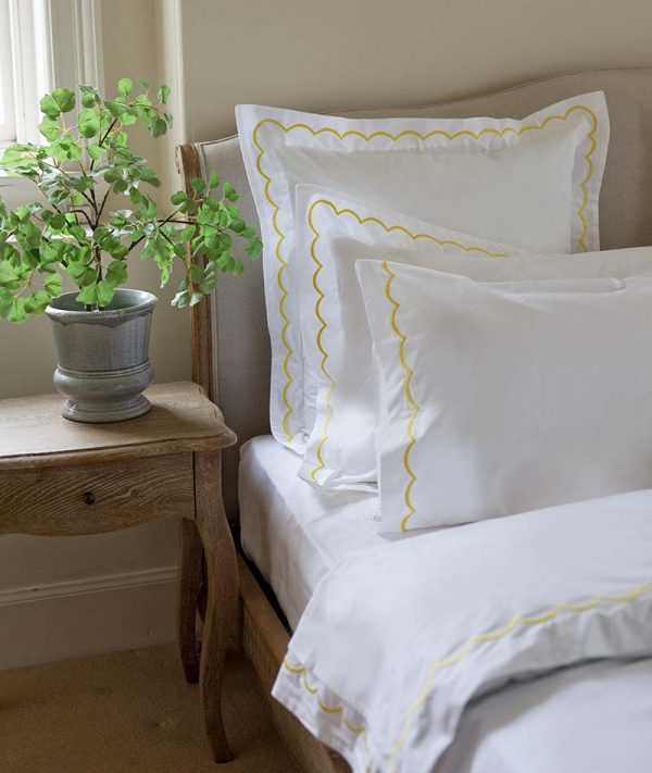 Cascais scallop cotton bed linen in white