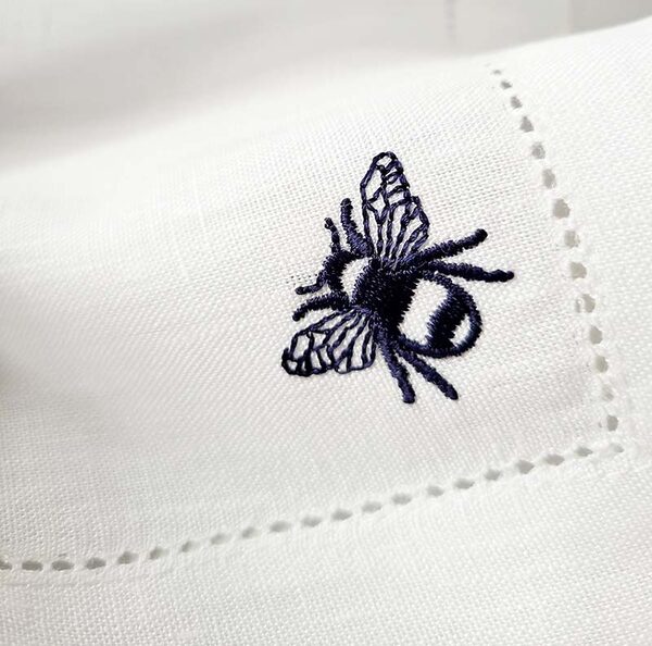Bee-embroidery-tabllinen-gilly-nicolson6