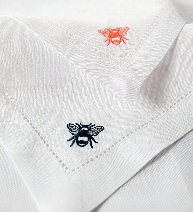 Bee-embroidery-tabllinen-gilly-nicolson6